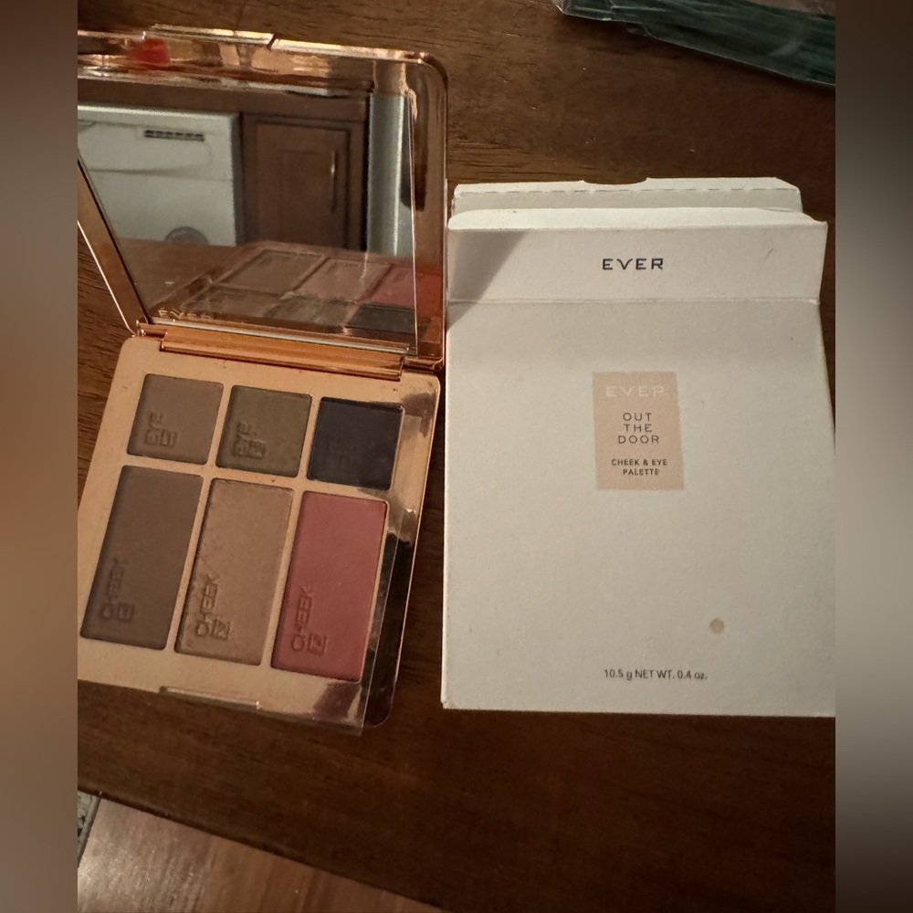 EVER BEAUTY Out the Door Cheek & Eye Palette - Picture 2 of 6
